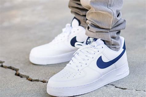 An icon on the streets, the nike air force 1 is among the most popular footwear designs of all time. Nike Air Force 1 White & University Red On Feet Review