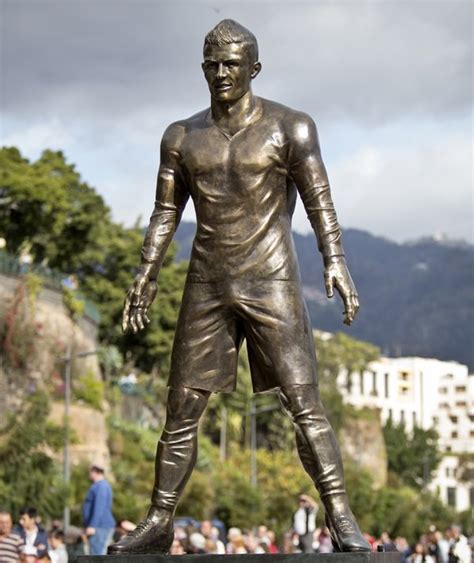 That new ronaldo statue is amazing. Cristiano Ronaldo statue: Real Madrid superstar given ...