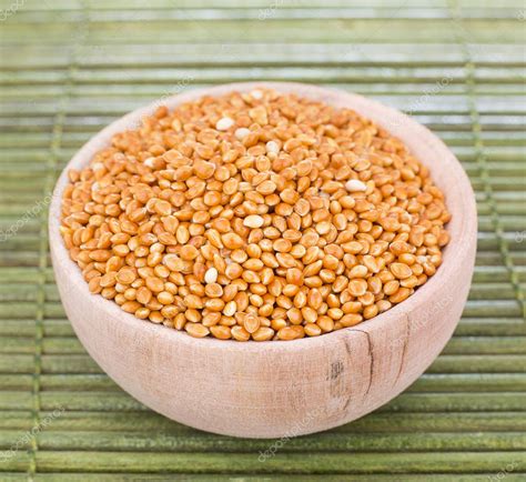 millet, millet seeds in a wooden bowl, top view — Stock Photo © Luisecheverriurrea #148523695