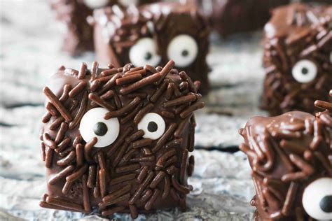 This set of ideas from our talented decorators includes a brownie wedding cake, iced brownie cupcakes, turtle brownies, frozen brownie sandwiches. Halloween Brownies | The Cutest Ways to Make Them Spooky