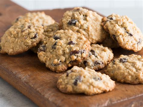 I have been making this oatmeal raisin cookie for ages, and it's one of the most requested cookie recipes i make from. Easy Oatmeal Raisin Cookies Recipe - Todd Porter and Diane Cu | Food & Wine