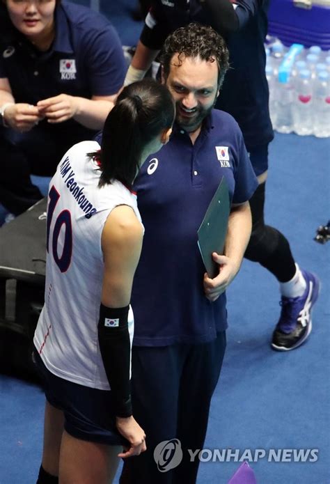 스테파노 라바리니 감독이 이끄는 한국여자배구 팀은 이탈리아 리미니에서 7일 오전 2시(이하 한국시간) 이탈리아, 7일 오후 11시 미국, 9일 오전 1시. 대화하는 스테파노 라바리니 감독과 김연경 | 연합뉴스