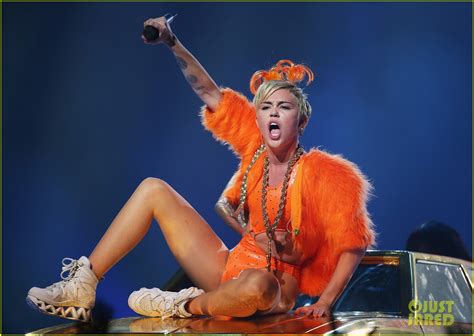 Miley Cyrus Says She Didnt Make Anything Off Of Her Bangerz Tour Photo 4964408 Miley Cyrus