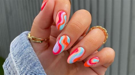 The Swirly 70s Manicure Trend That Will Bring A Retro Aesthetic To