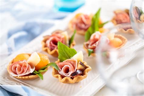 Leggi le nostre idee per preparare delle fantastiche sfizioserie in stile finger food! Ricette antipasti di Natale - Non sprecare