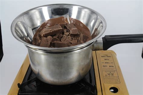 Bahan utama pembuatan coklat compound adalah cocoa powder dengan lemak nabati. DEEDA Coklat: Teknik mencairkan coklat Compound