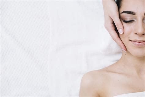 qué es el masaje facial y sus beneficios