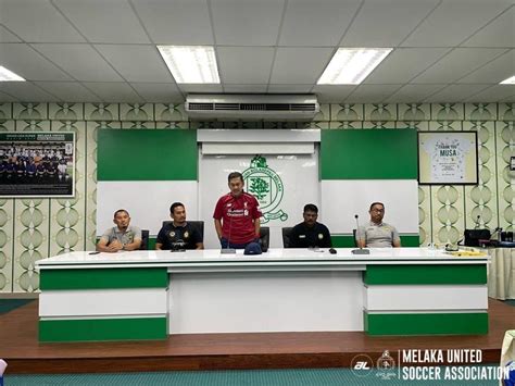 Presiden fam yang pertama adalah. Setiausaha Agung Persatuan Bola Sepak Melaka United ...