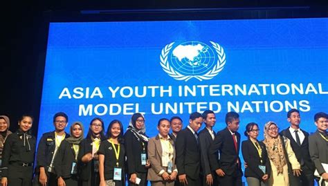Model united nations, yang juga dikenal sebagai model un atau mun, pendidikan simulasi dan/atau kegiatan akademik di mana siswa dapat belajar tentang diplomasi, hubungan internasional, dan pbb.model un mengajarkan siswa untuk dapat meneliti, berbicara di depan umum, negosiasi, menulis, dan menyusun dokumen. Asia Youth International Model United Nations 2019: The ...