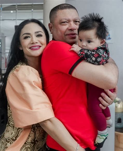 Momen Raul Lemos Gendong Baby Ameena Ekspresi Sang Cucu Bikin Salfok