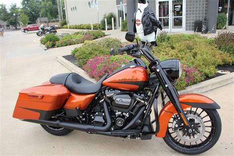 A sleek look on the outside and roomy on the inside with more than enough space to. 2019 Harley-Davidson® FLHRXS Road King® Special (Scorched ...