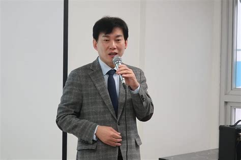 Jun 24, 2021 · 130개 시민단체들이 이른바 '국정농단' 파기환송심에서 징역 2년 6개월을 선고받고 복역 중인 삼성전자 이재용 부회장의 사면론에 강한 우려를. 與 부대변인 "'삼성어천가' 토할 것 같아…이재용 사면 반대"