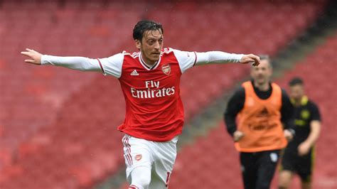 Mesut Ozil Not Leaving Arsenal Until 2021 Says Agent Eurosport