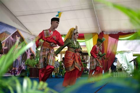 Penglihatan yang dijaga akan mengurangkan keinginan terhadap perkara gurindam dua belas (fasal yang ketiga) rangkap 1 apabila terpelihara mata, sedikitlah cita cita. Alunan Merdu Gurindam 12 dan Secangkir Kopi di Festival ...
