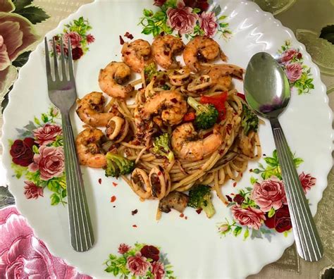 Traditional spaghetti aglio e olio is made with fresh peperoncini (red hot chile peppers) that are commonly found. Resepi Spagetti Aglio Olio Sedap Sekali Sekala Tukar ...