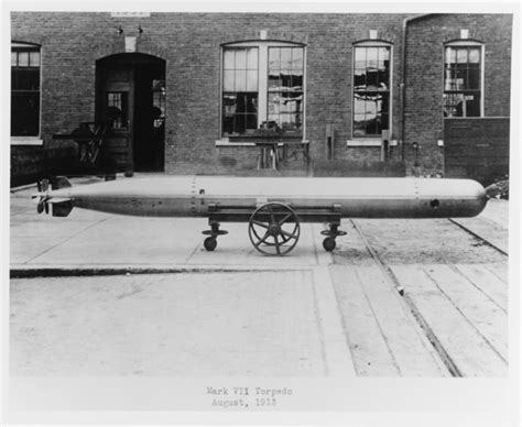Подводна мина во вид на цигара, на сопствен погон експлодира при удар во трупот на брод или во негова близина се исфрла од воени бродови (торпилери, подморници, крстосувачи и др.) и од брегот со помош на лансирни цевки 2. Bliss-Leavitt Mark 7 torpedo - Wikipedia