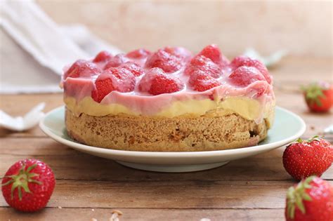Gesunder Erdbeerkuchen mit Dinkelbiskuit und veganem Vanillepudding