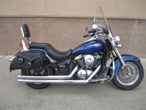 Un lujoso asiento en forma de cubo y espaciosos tablones. 2009 Kawasaki Vulcan 900 Classic Cruiser for sale on 2040motos