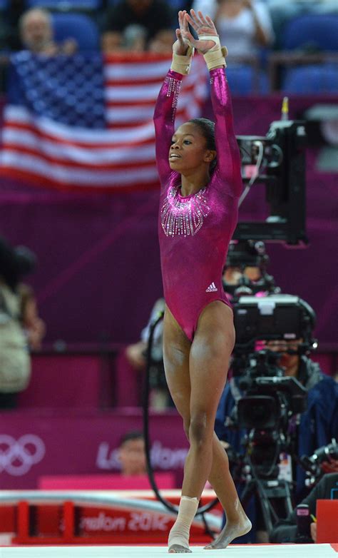 Tutti gli esercizi sono eseguiti individualmente, ma le classifiche sono individuali o di squadra (somma dei punteggi dei diversi componenti di una società o. I vistosi costumi nella ginnastica artistica - Il Post