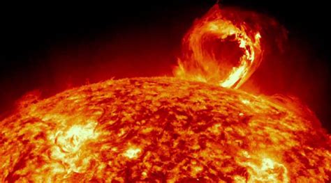This opens in a new window. Des éruptions solaires illustrent un état anormal du ...