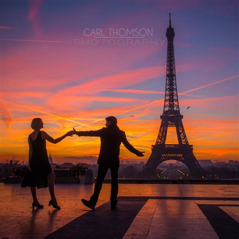 carl thomson photography romantic couples photo shoot by the eiffel tower in paris