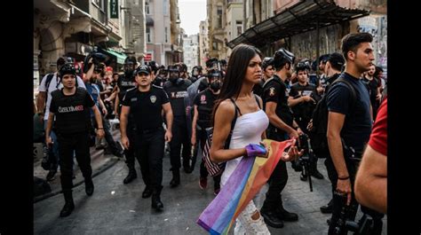 Turquia Brutal Represión De La Policía Contra Una Marcha Homosexual Foros Perú