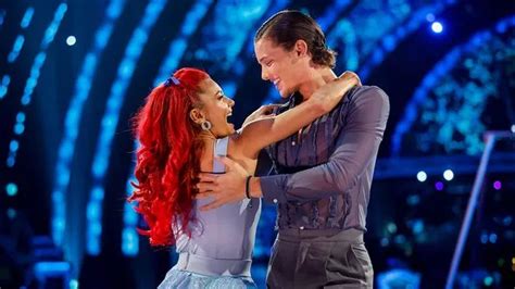 Strictlys Dianne Buswell Shares Stunning Bikini Snap In Australia As