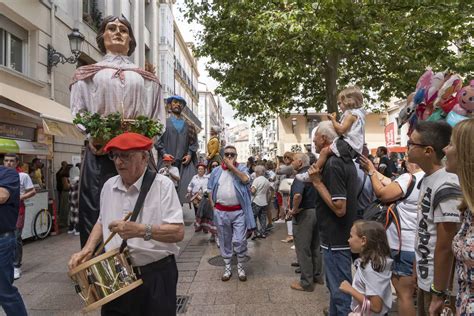 Fotos Los Gigantes Y Cabezudos Toman Vitoria Por Las Fiestas De La