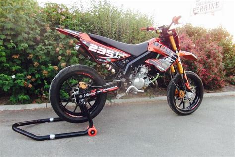 Rear mount chain drive motor kits are the best option for those seeking more serious transportation. Derbi Senda kit déco Bud Racing (avec images) | Derbies ...