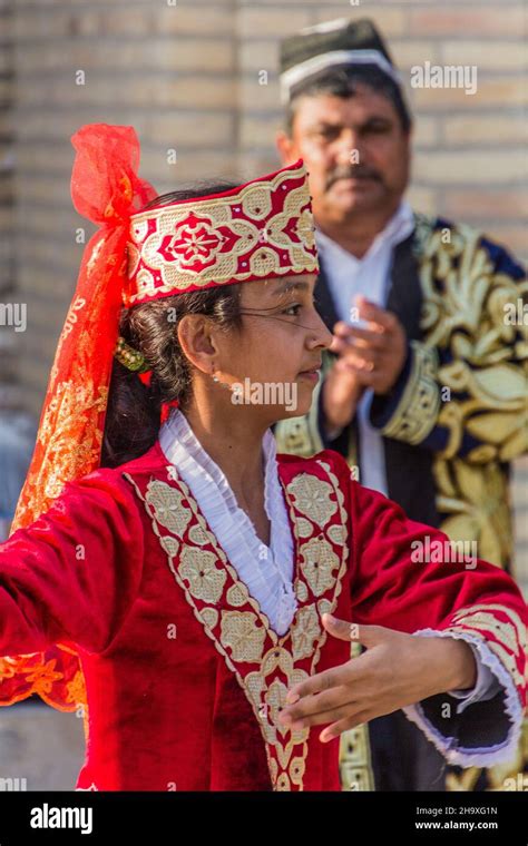 Bukhara Uzbekistan April 30 2018 Dancer Wearing Traditional Dress In The Center Of Bukhara