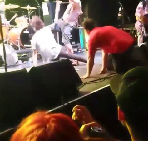 vidéo fat mike de nofx frappe un fan lors d un concert à sydney le 5 novembre 2014d purepeople