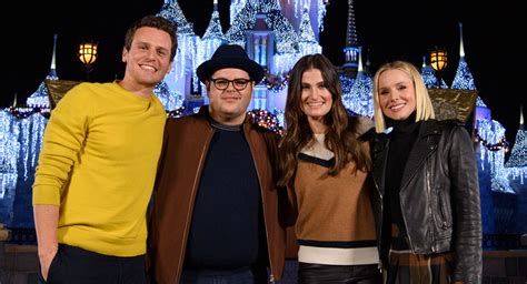 The Cast Of ‘frozen 2′ Went To Disneyland Together Frozen Idina