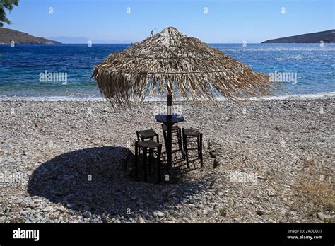 parasol de plage de paille village de livadia île de tilos groupe d îles grecques du