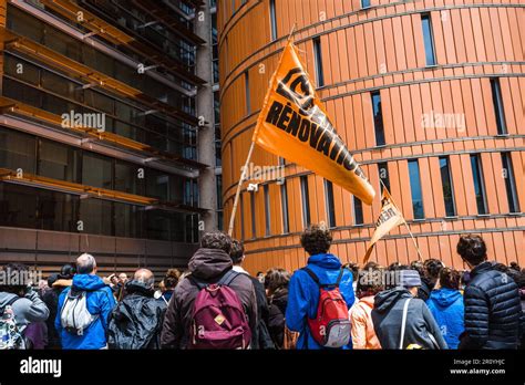 A Last Renovation flag in front of one of the facades of the courthouse