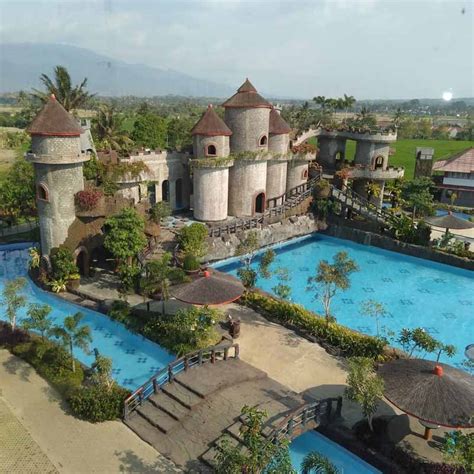 Setiap pengunjung bebas menentukan akan berenang. 10 Gambar Ampera Waterpark Tasikmalaya, Tiket Masuk, Wahana, Jam Buka - Travelingan.Net