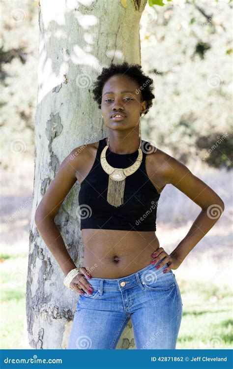 Árvore Exterior Da Menina Adolescente Afro americano Nova Foto de Stock