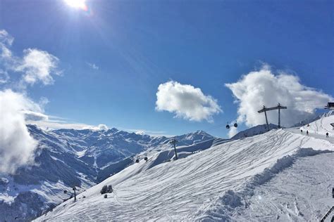 Het bruisende dorpje ligt op 630 meter hoogte, en hoort bij het zillertal 3000 ski gebied. Sneeuw 2019 / 2020: wanneer ligt er sneeuw?
