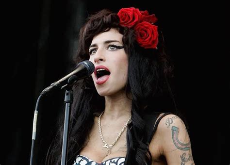 Amy Winehouse Llega Al Museo Del Grammy Desde El Balcon