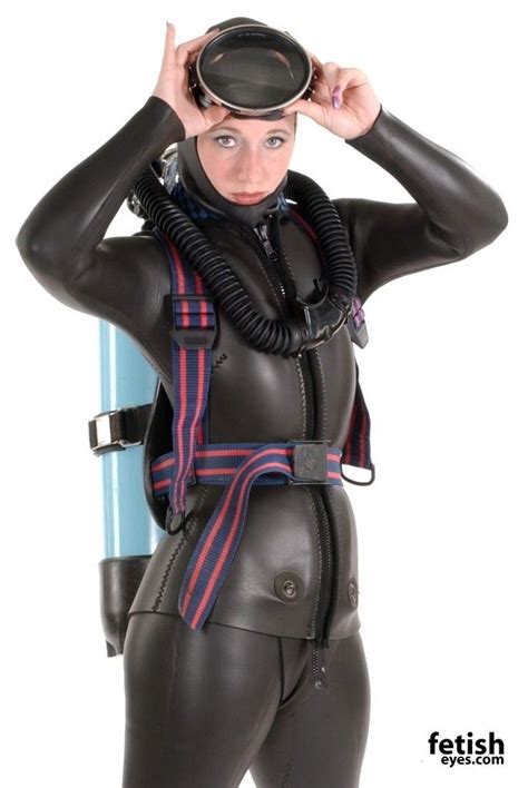 Pin By Hictio Sapiens On Fetisheyes Scuba Girl Womens Wetsuit Wetsuits