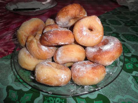 Oleh sebab kuih cakoi ni rangup di luar dan lembut di dalam, ianya mempunyai ruang udara berongga yang banyak apabila bertindak balas dengan haba.jadi dari sini anda pun boleh teka bahawa resepi ini perlukan agen penaik.bukan. meriahceria: Kuih Donat