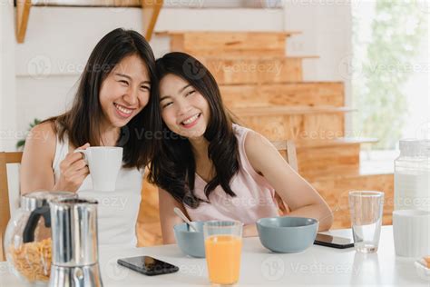 casal de mulheres lésbicas lgbtq asiáticas toma café da manhã em casa jovem amante da ásia