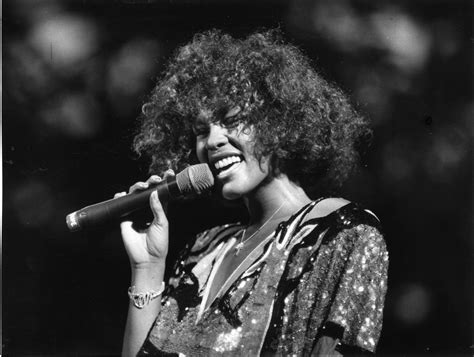 Download Whitney Houston Singing Live Wallpaper