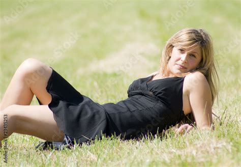 jolie jeune femme allongée dans l herbe photo libre de droits sur la banque d images fotolia