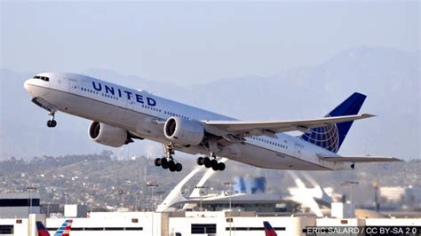 United Airlines Remains Deep In The Red Predicts Weak Start To 2021