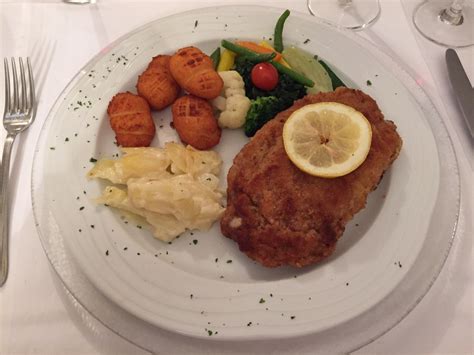 Tucked away on one of the side streets near the main square, i was attracted by its old timey allure and plentiful patio seating and decided to give it a try. Restaurant Angleterre - Brig › Les Cordonbleus | Cordon ...