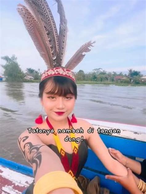 6 Potret Ghea Indrawari Pakai Kostum Adat Dayak, Kunjungi Pasar