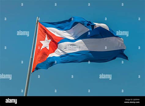 Cubano con una bandera fotografías e imágenes de alta resolución Alamy