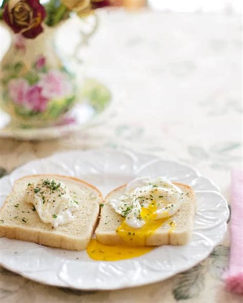 How To Poach Eggs Perfectly Every Time Delishably