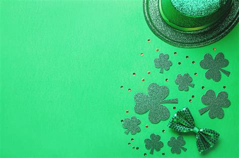 Some of the more traditional foods eaten on saint patrick's day include soda. Happy Saint Patricks Day Greeting Card With Traditional ...