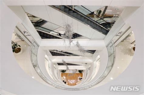 절제 잃은 검찰개혁, 콘크리트 지지층은 없다; 사회적 거리두기 3단계 격상?… 유통업계 '나 떨고 있니'